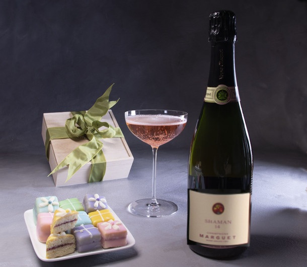 Petit Fours & Veuve Clicquot Rose Champagne Brut
